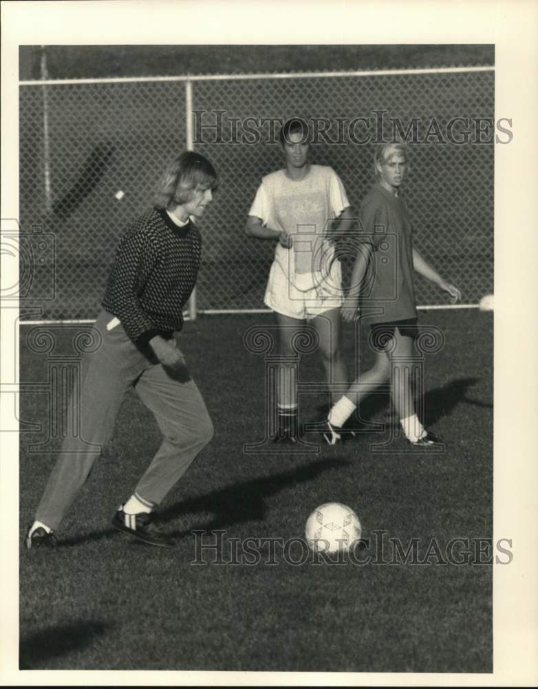 1988 Press Photo William Smith Girls Soccer Aliceann Wilber with Players- Historic Images