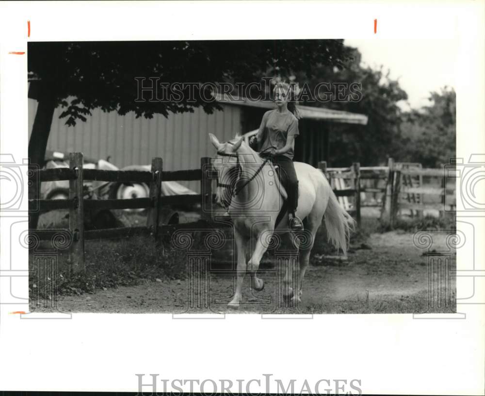 1990 Press Photo Heather Waltz Riding Arabian Horse at Scriba Ranch - sya07875- Historic Images