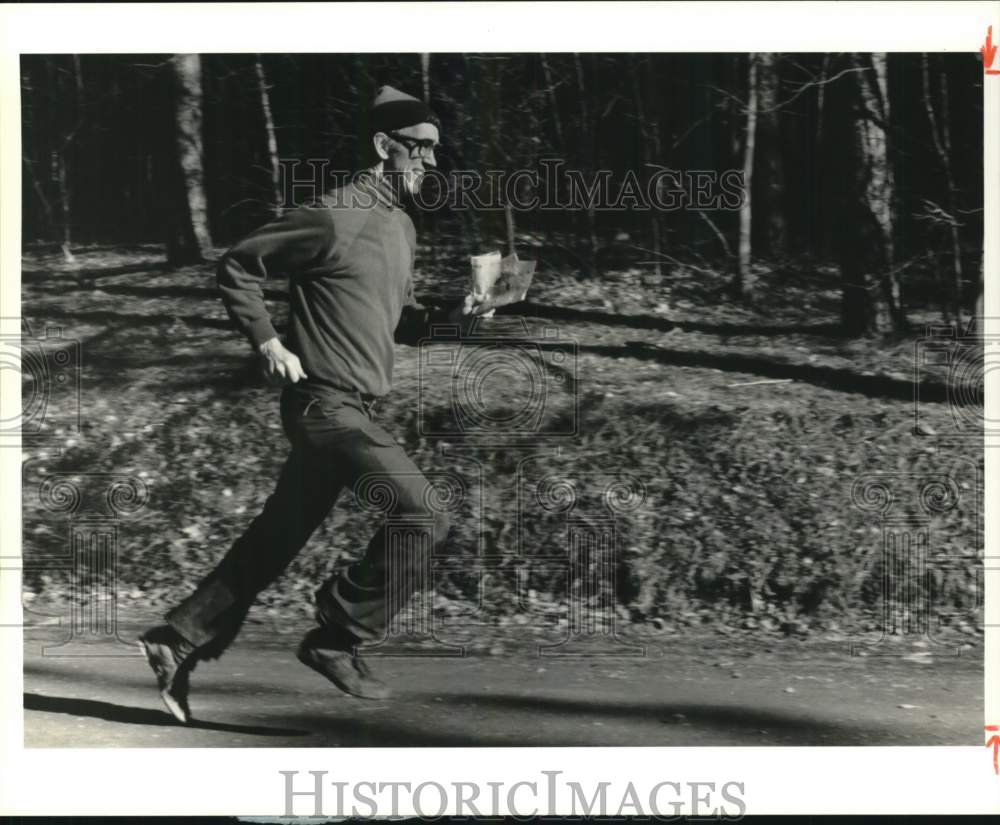 1990 Press Photo Edward Stabler Running at Highland Forest Trail in Fabius- Historic Images