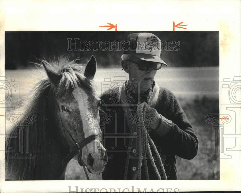 1984 Press Photo Fred Rainbow with Horse - sya08592- Historic Images