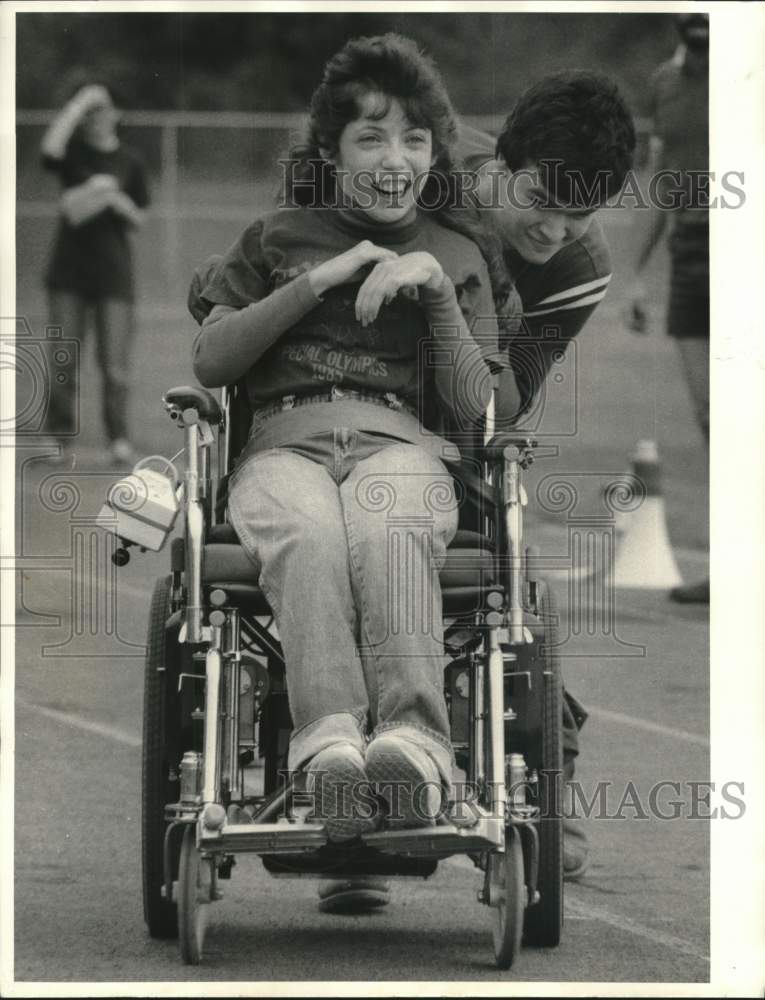 1985 Press Photo Gloria Shuler at Liverpool High School Special Olympics Race- Historic Images