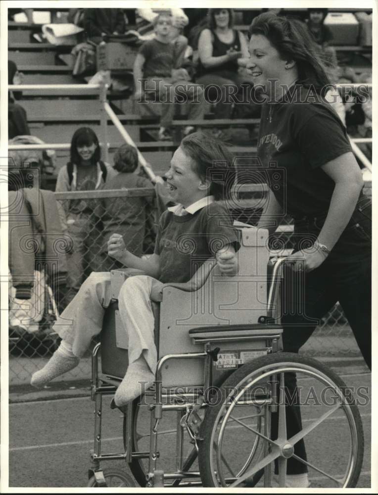 1985 Press Photo Kathleen LaPoint at Liverpool High School Special Olympics Race- Historic Images