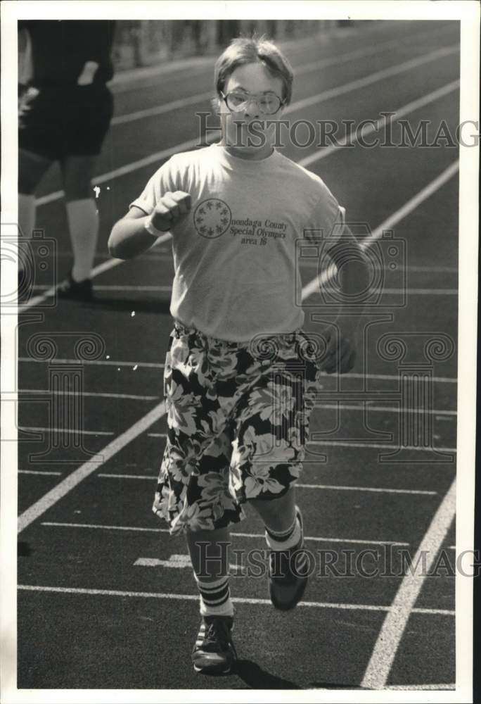 1986 Press Photo Bradford Miller at Sunnycrest Track Special Olympics Race- Historic Images