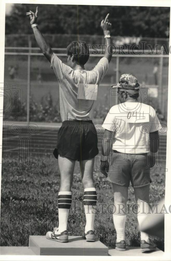 1986 Press Photo John Veals at Sunnycrest Track Special Olympics Race Win- Historic Images