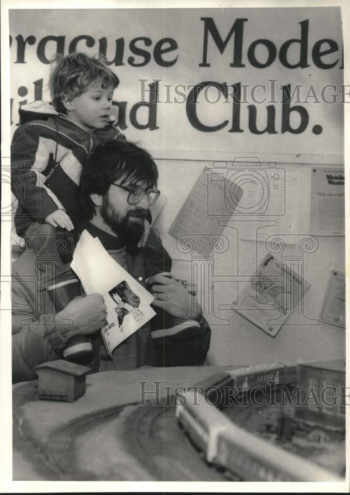 1986 Press Photo Ed Kaegle at Syracuse Model Railroad Club American Legion Show
