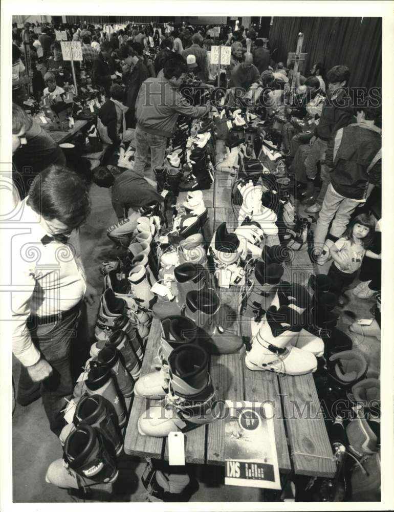 1987 Press Photo Attendees Try on Ski Boots at New York State Fairgrounds- Historic Images