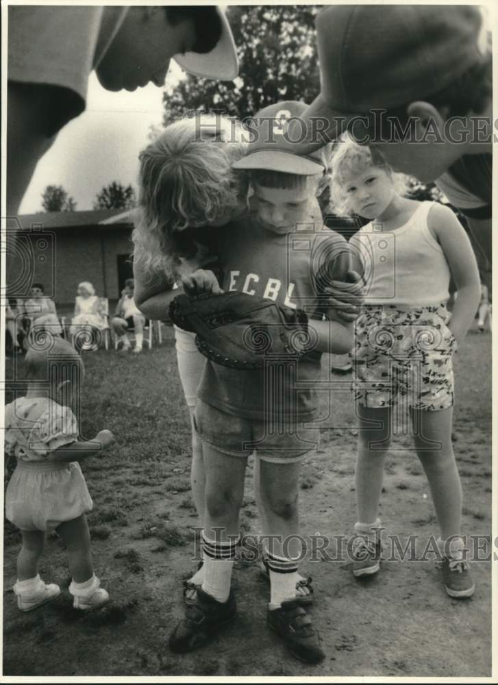 1987 Press Photo Sharon and Charles Thorpe at Children&#39;s Baseball Game- Historic Images