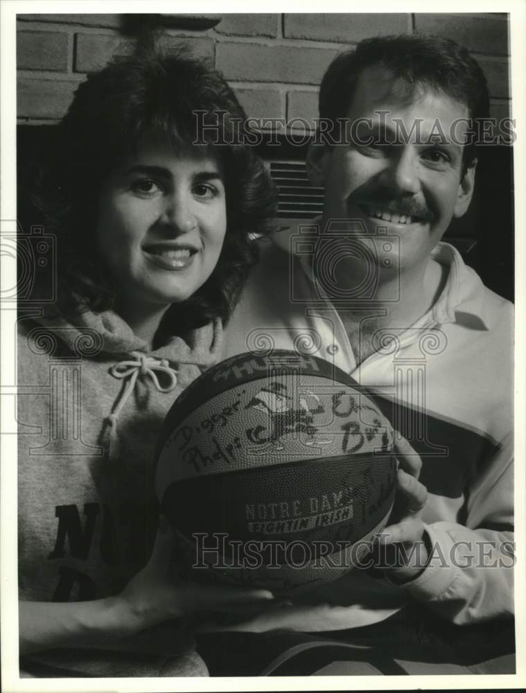 1990 Press Photo Paul and Ann Scheid with Notre Dame Signed Souvenir Basketball- Historic Images