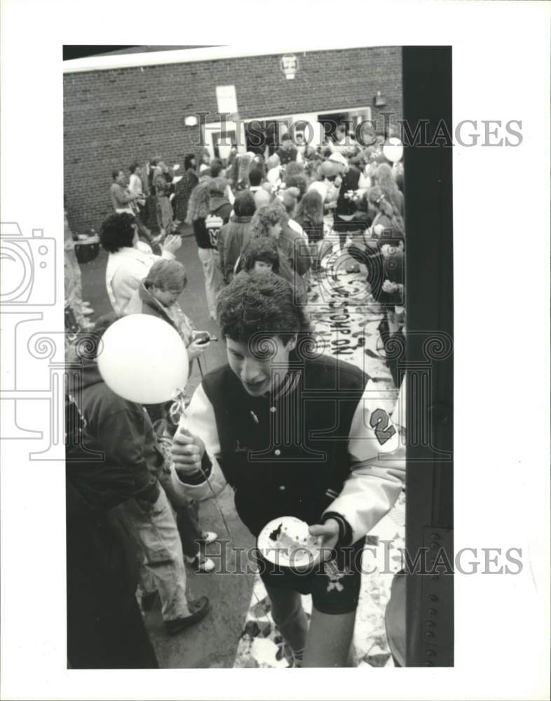 1991 Press Photo Jamie Suits, High School Senior Student at Event - sya09186
