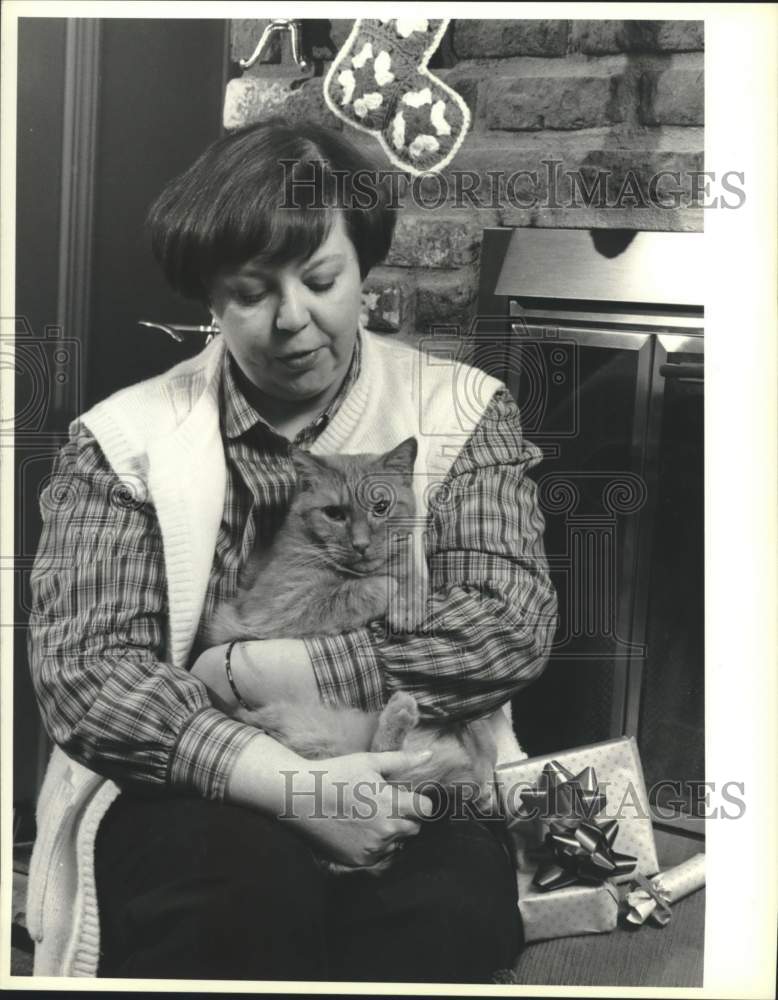1988 Press Photo Judy Jones with Pet Cat "Gus" At Christmas - sya09213
