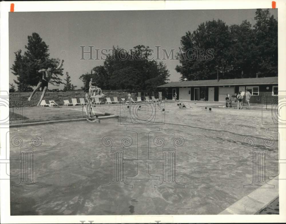 1984 Press Photo Over View of Skyridge Golf Club Recreation Center Swimming Pool- Historic Images