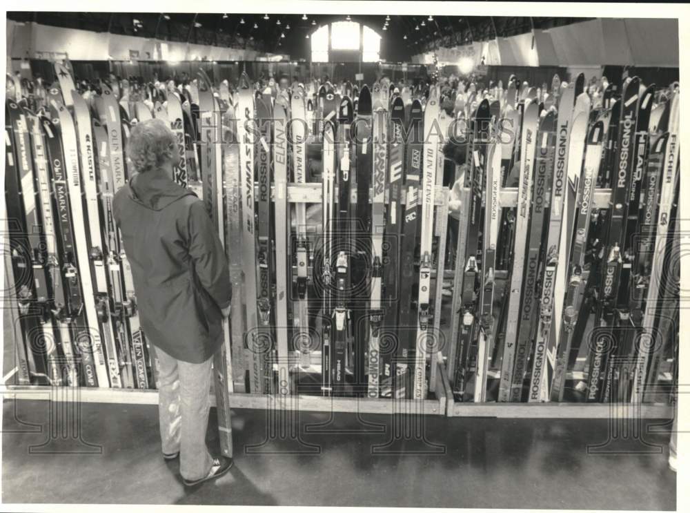 1986 Press Photo Dave Primrose at Syracuse Ski Show Ski Display - sya09408- Historic Images