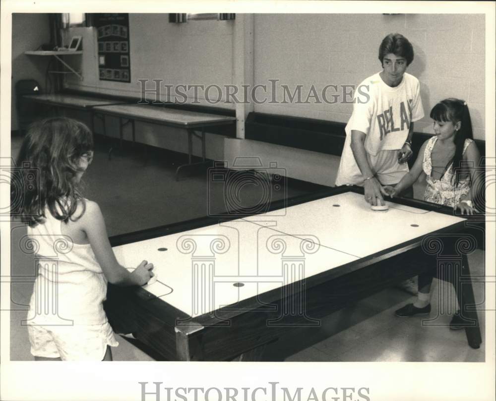 1988 Press Photo Children Play Air Hockey at Solvay-Geddes Community Center- Historic Images