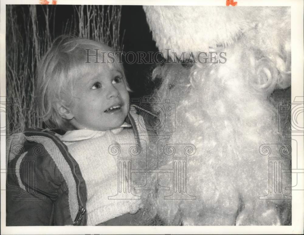 Press Photo Diane Wollaber Visits Santa Claus at Christmas - sya09498