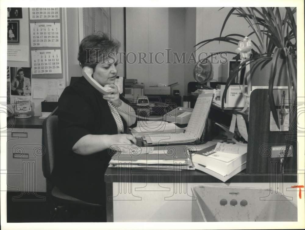 1990 Press Photo Pat Whyland at Federal Building Office in Syracuse - sya09528- Historic Images