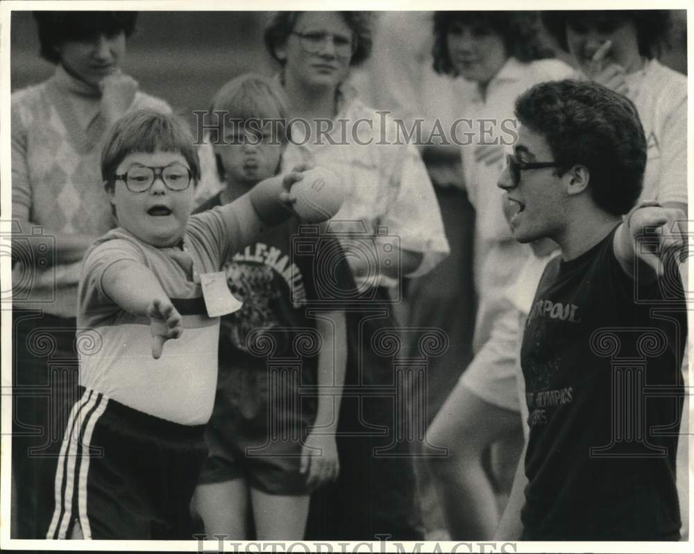 1985 Press Photo Tim Pidkaminy at Liverpool High School Special Olympics Event- Historic Images