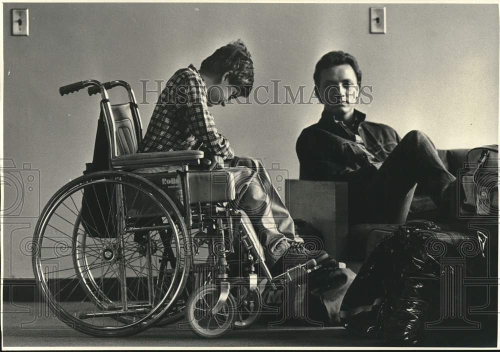 1985 Press Photo Tom Annibale, Special Olympic Athlete at Shaw Dormitory- Historic Images