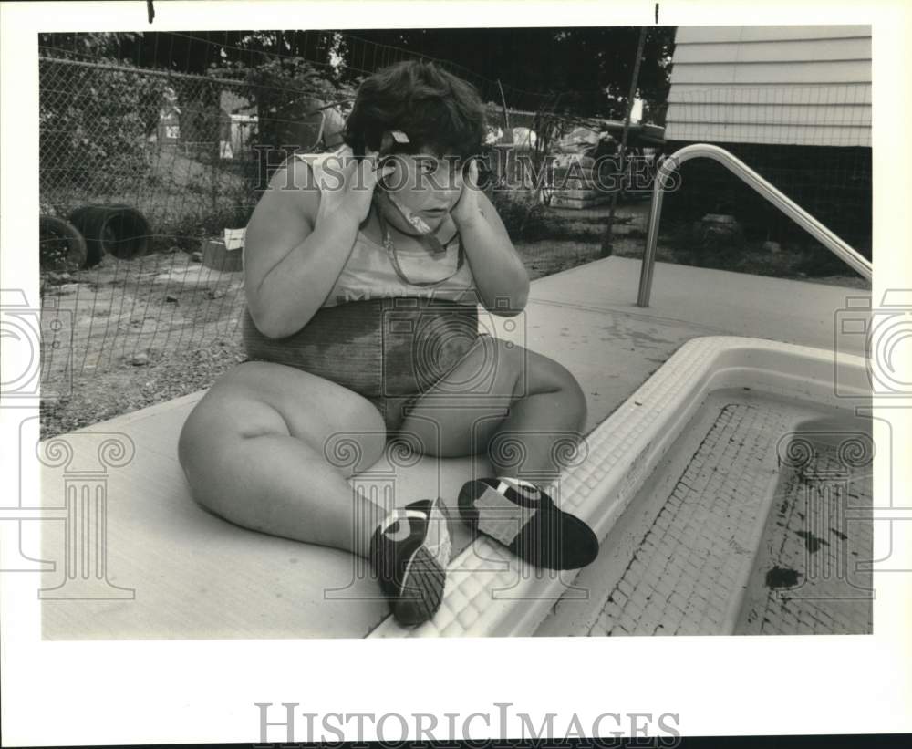 1989 Press Photo David Rotondo at his Home Backyard Swimming Pool - sya09684- Historic Images