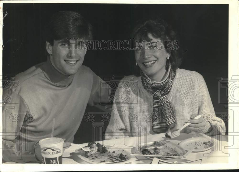 1987 Press Photo Sue Epstein Eating at Syracuse University Carrier Dome- Historic Images