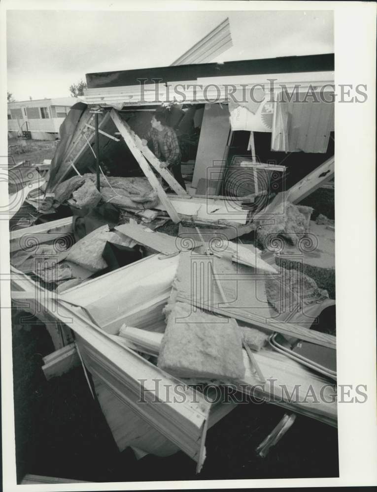 1986 Press Photo David Panaro at Tornado Damaged Home at Casual Estates in Clay- Historic Images