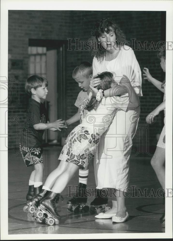 1990 Press Photo Alicia Nelson Roller Skating at Community Covenant Church- Historic Images