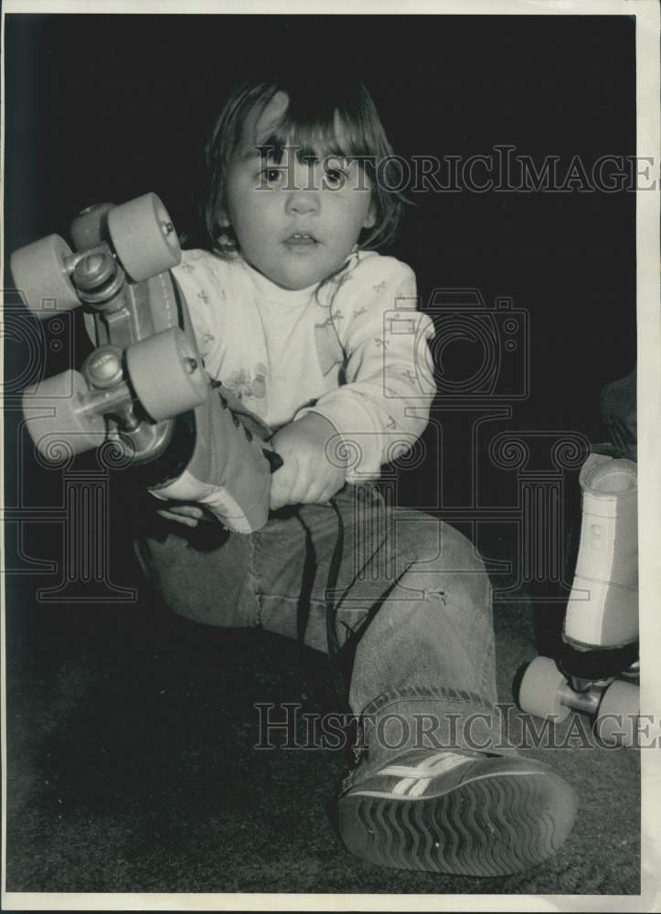 1985 Press Photo Carine Frye Puts on Skates at Sports-O-Rama Roller Skating Rink- Historic Images