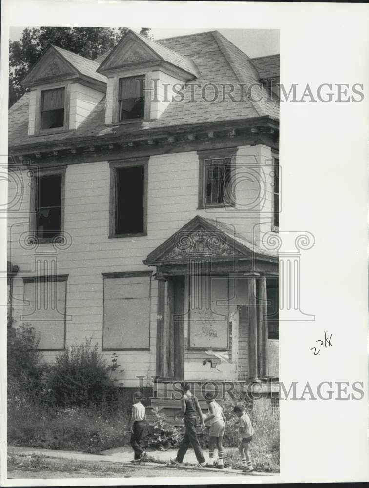 1985 Press Photo Boarded Up Syracuse Housing Building on Midland Avenue