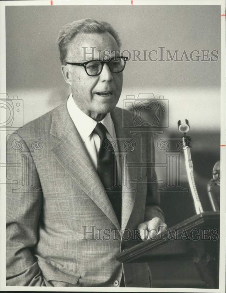 1986 Press Photo Chris Whitting Speaking at Syracuse Symphony Presentation