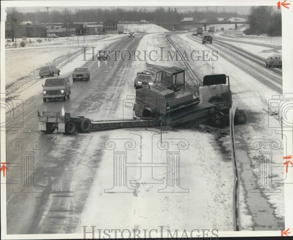 1986 Press Photo Tractor Trailer Accident on Snow Covered Interstate 10 New York- Historic Images