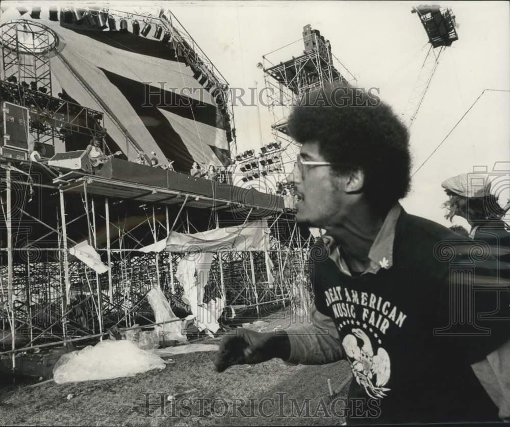 1975 Press Photo Security Guard at The American Music Fair in New York