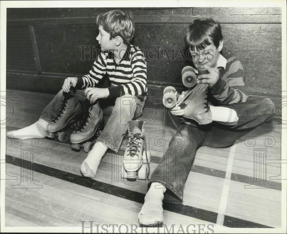 1990 Press Photo Roller Skaters at Emily Holland Elementary School in Sherwood- Historic Images