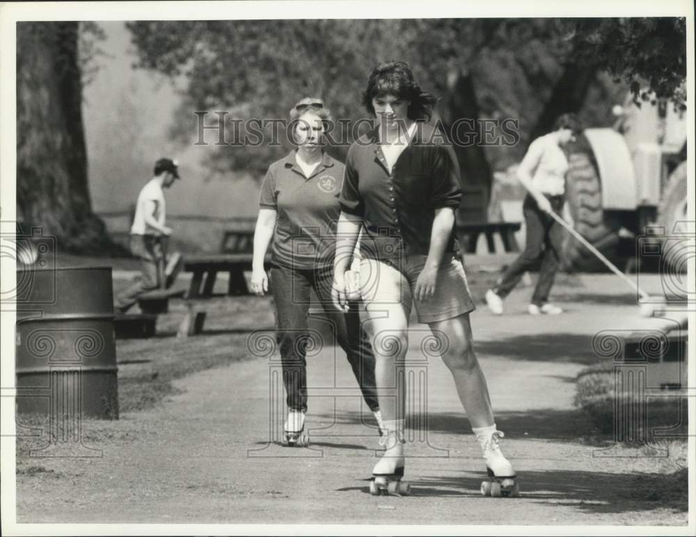 1989 Press Photo Friends Roller Skating at Onondaga Lake Park Near Yacht Club- Historic Images