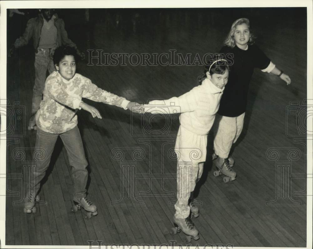 1987 Press Photo Marisa Holloway Roller Skating with Other Fifth Graders- Historic Images