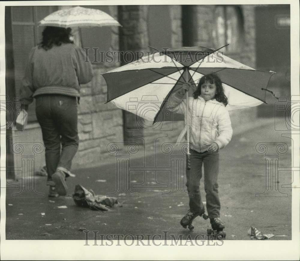 1986 Press Photo Omayra Sanchez Roller Skating on Oswego Street in the Rain- Historic Images