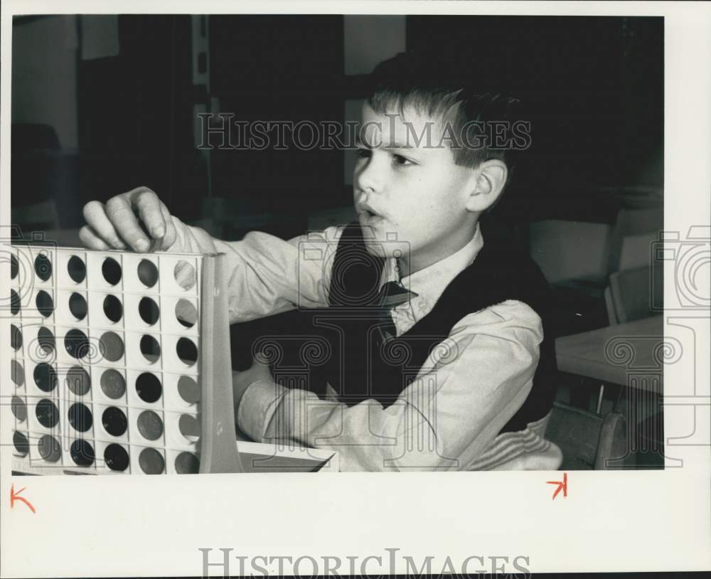 Press Photo Virgil Elementary School Student Jim Price Plays Connect 4- Historic Images