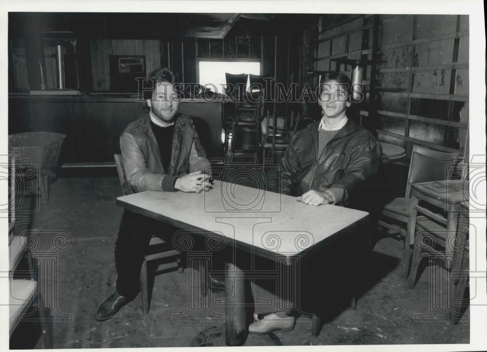 1987 Press Photo Garry and Kevin Decker at Tiffany Lounge Seating Area- Historic Images