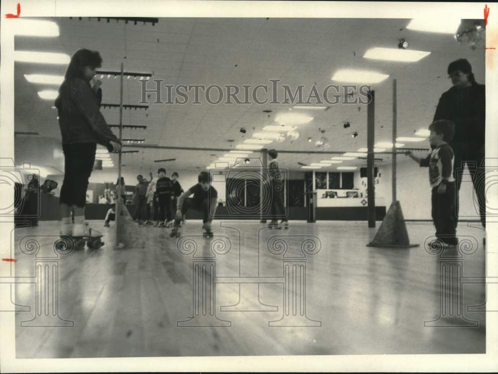 1986 Press Photo Nathan Spagnola at Roller Skating Limbo Event - sya11124- Historic Images