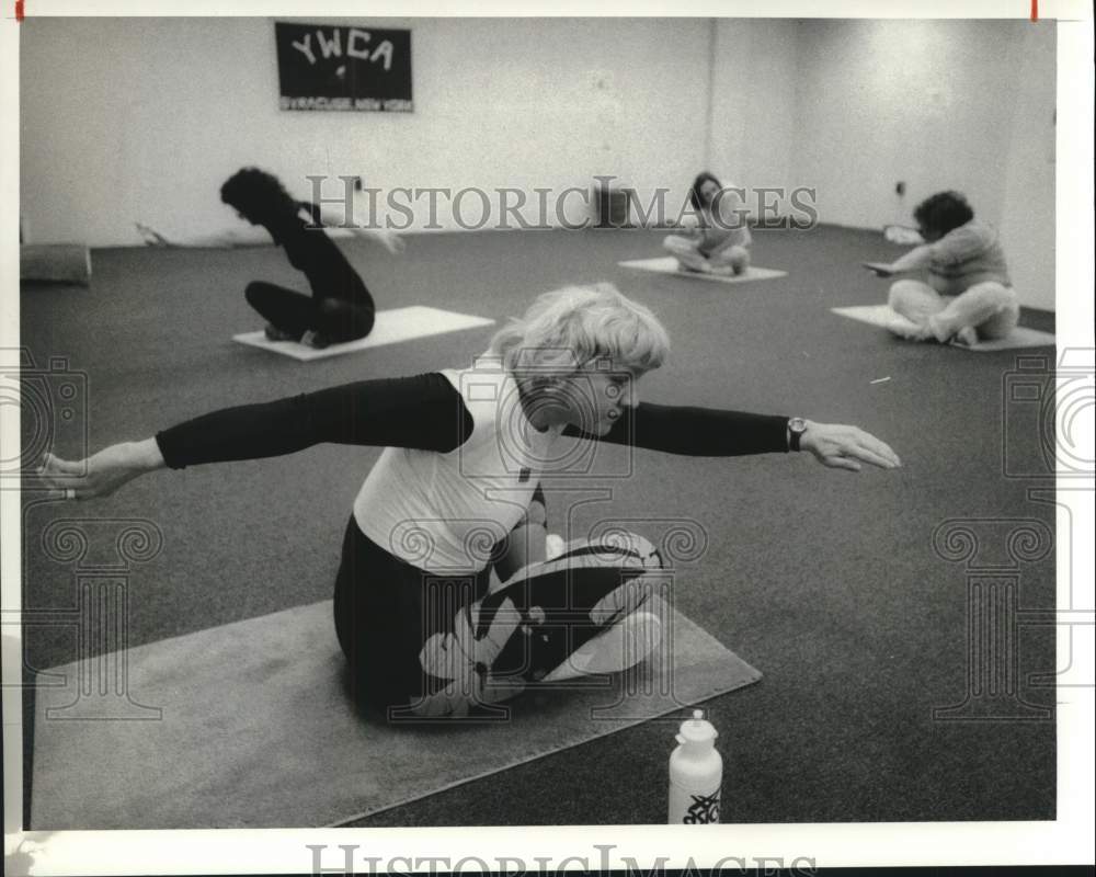 1988 Press Photo Diana Luber Working Out at Fairmount YWCA Exercise Class- Historic Images