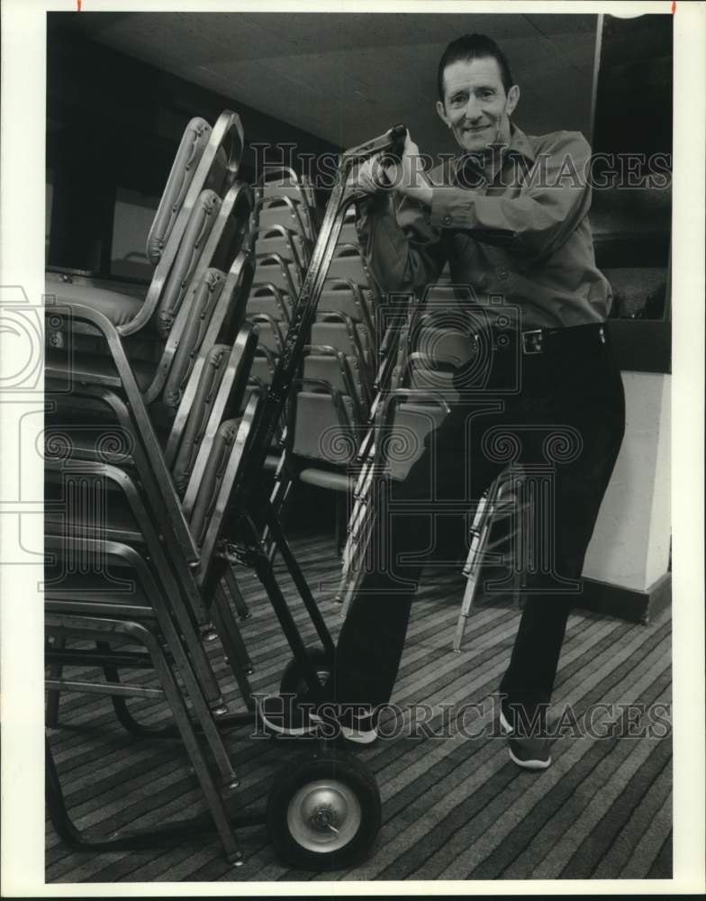 1989 Press Photo Howard Williams, Drumlins Set Up Man in Dining Room with Chairs