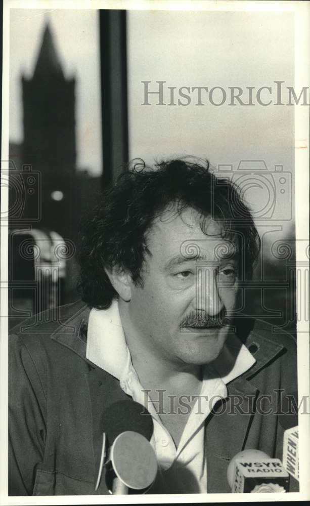 1988 Press Photo Mitch Snyder with Reporters for "Hope for the Homeless"