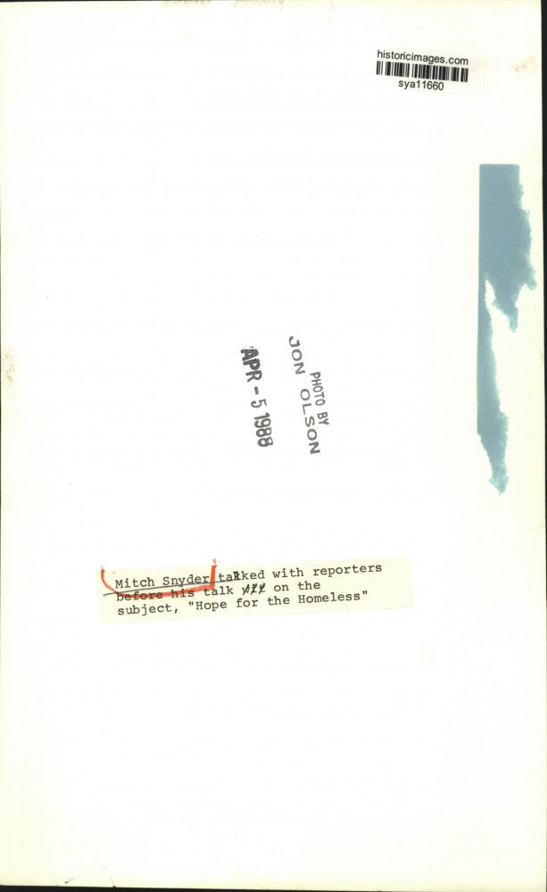 1988 Press Photo Mitch Snyder with Reporters for "Hope for the Homeless"