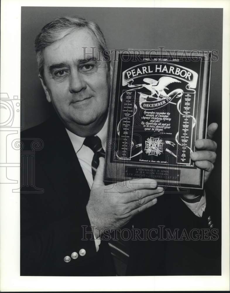 1992 Press Photo Bob Moorshead with Pearl Harbor Commemorative Plaque