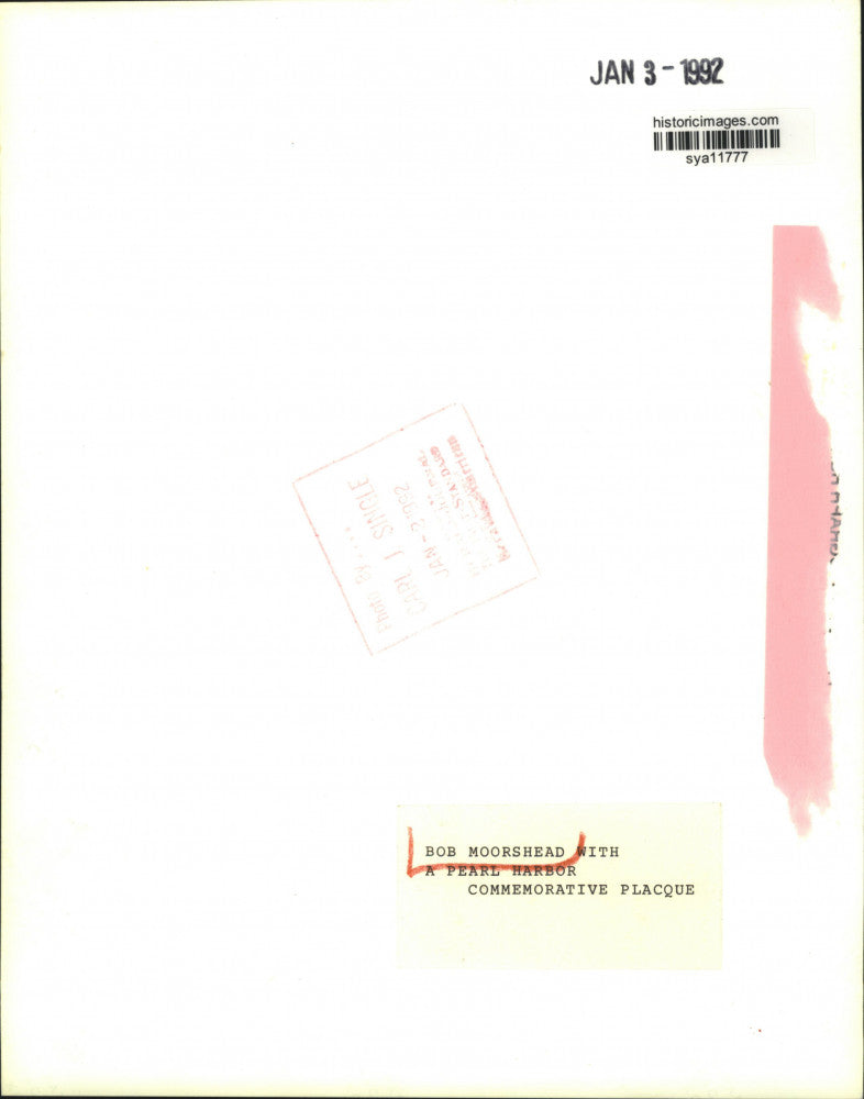 1992 Press Photo Bob Moorshead with Pearl Harbor Commemorative Plaque