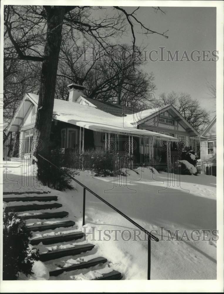 1985 Press Photo Bungalow House on Oak Street in Snow - sya11869- Historic Images