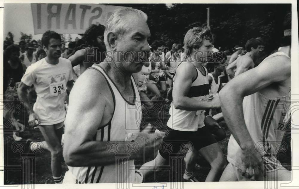 Press Photo Milt Sorenson Running at Race Starting Line in &quot;Incredible Journey&quot;- Historic Images