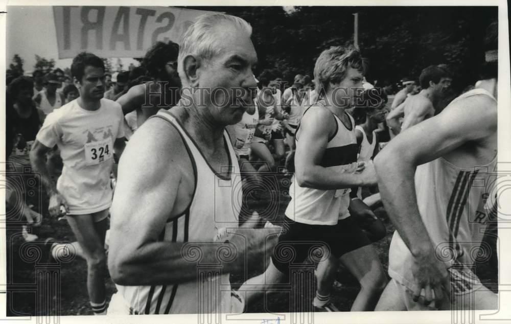 Press Photo Milt Sorenson Running at Race Starting Line in "Incredible Journey"- Historic Images