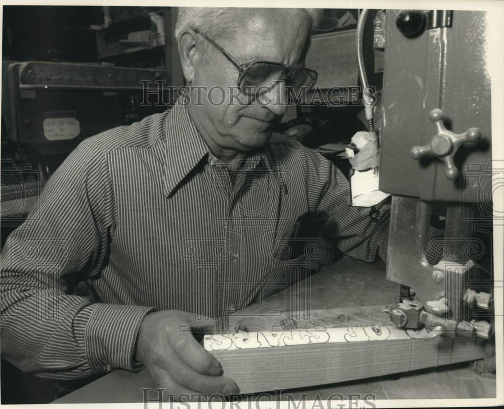 1989 Press Photo Tom Mattimore of North Syracuse, Engraving Baseball Bat- Historic Images