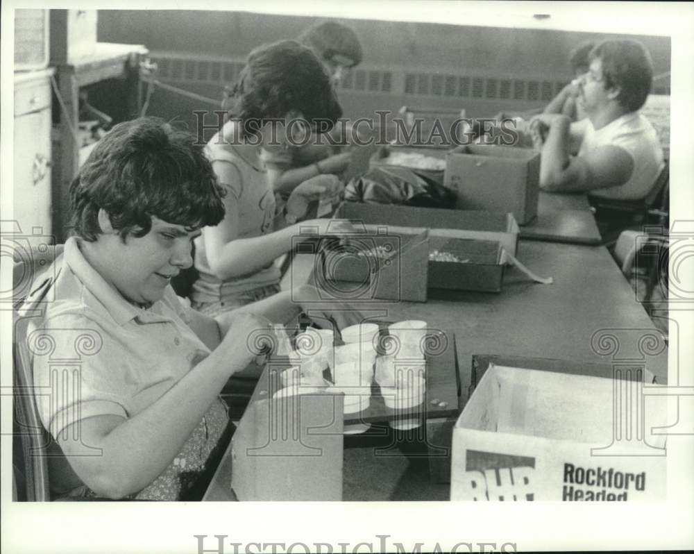 1986 Press Photo Patty Killius at Pioneer Activity Center with Group - sya12244
