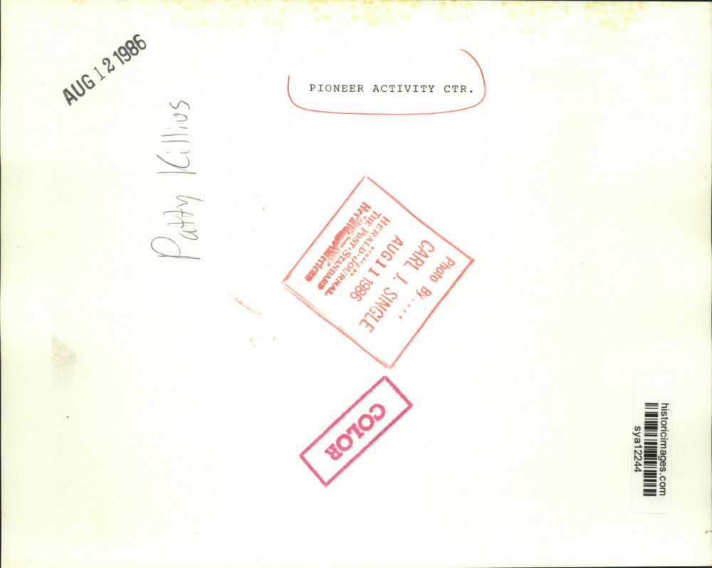 1986 Press Photo Patty Killius at Pioneer Activity Center with Group - sya12244