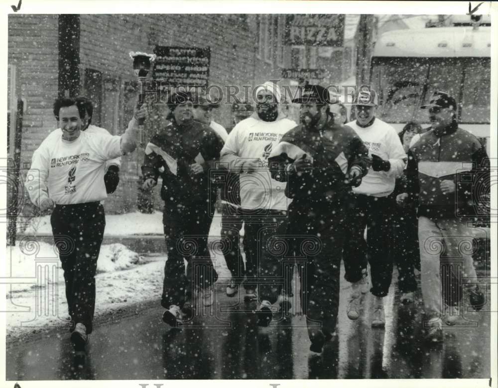 1990 Press Photo Tom Carmazzi Runs with Olympic Torch on Park Street in Syracuse- Historic Images